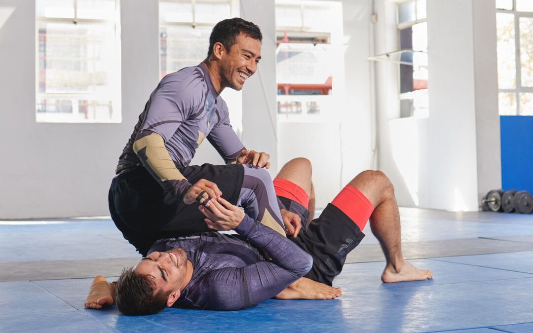 Atleta aplicando una sumisión durante un entrenamiento de grappling.